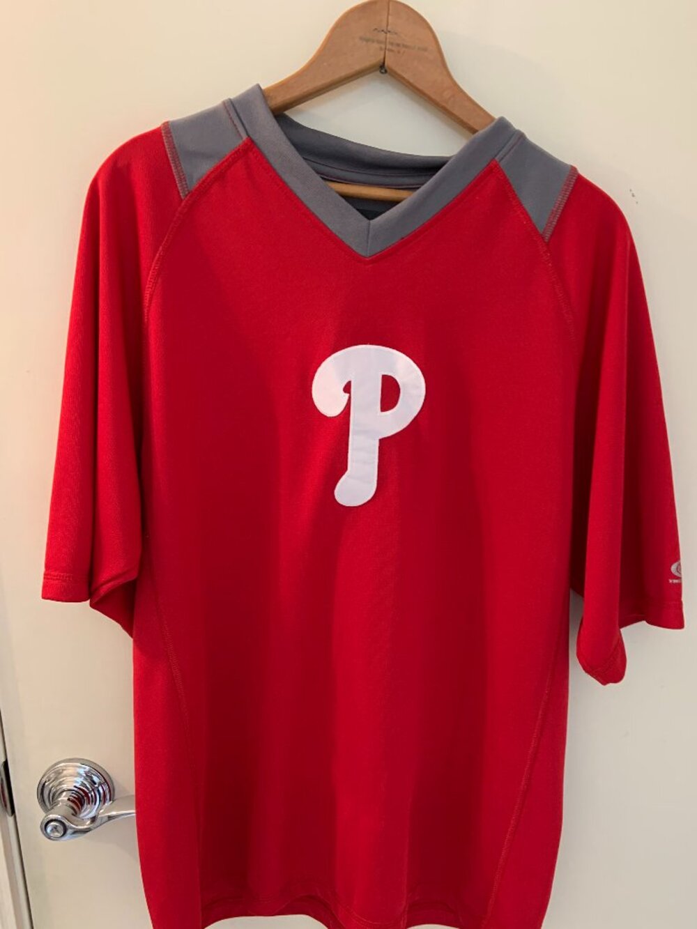 Philadelphia Phillies Red subtle V-Neck Jersey tech shirt mens large TRUE FAN
